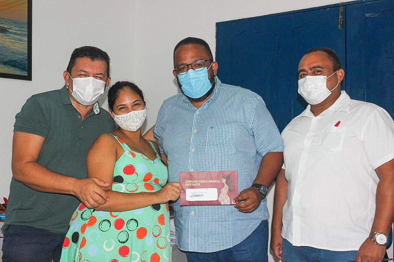Prefeitura de Godofredo Viana entrega cartões do cheque cesta básica para gestantes