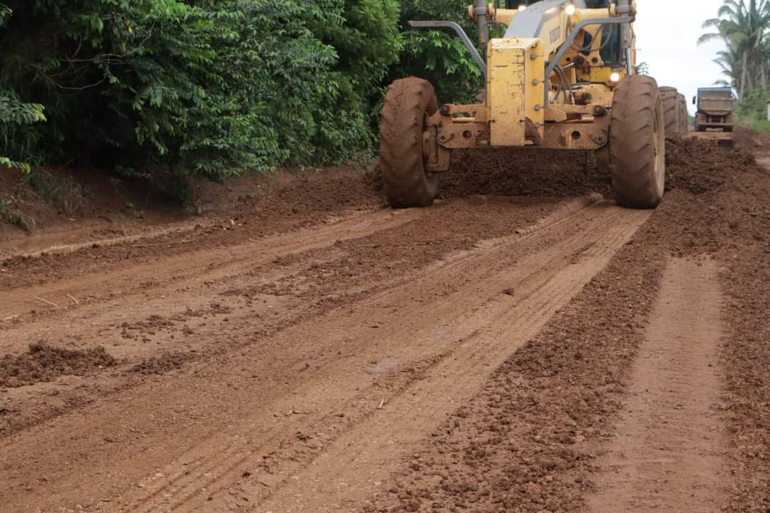 Godofredo Viana: Prefeitura intensifica trabalho de asfaltamento de Estrada da Ponta do Jardim